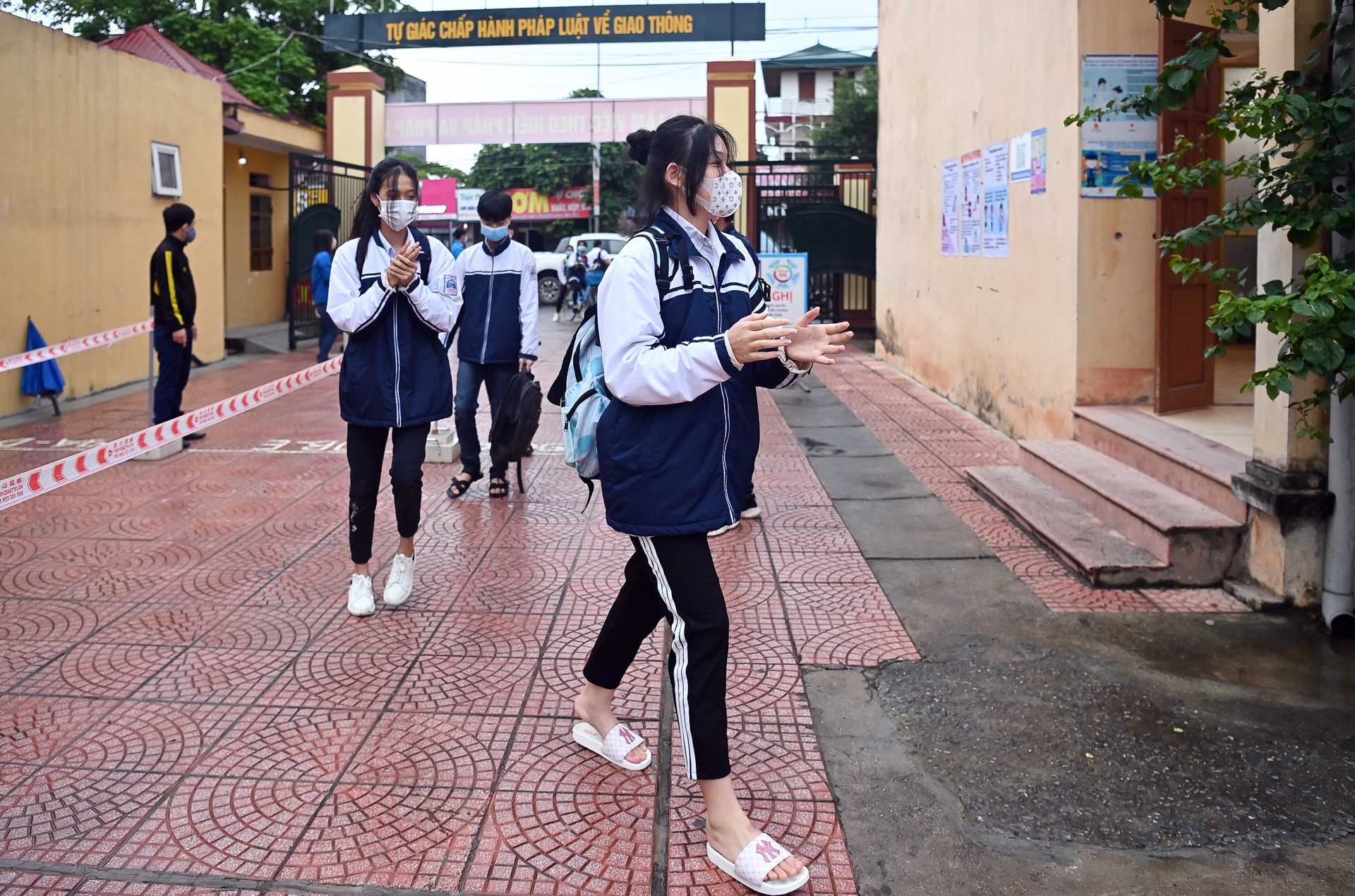 Học sinh ngoại thành Hà Nội đến trường sau 6 tháng nghỉ học